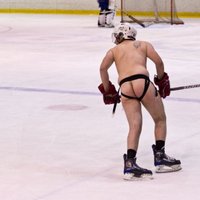 Jelgavā uz ledus iziet hokejists ar pliku dibenu