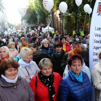 ФОТО: Медики провели громкую акцию протеста возле Сейма