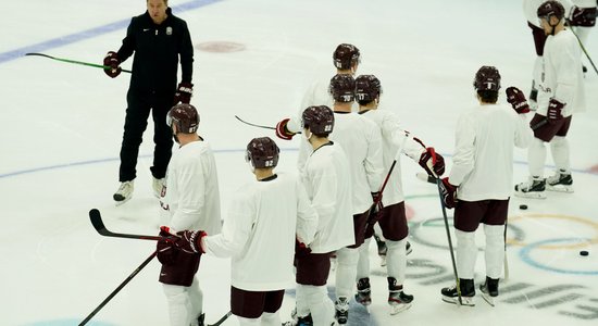 Ābols un Džeriņš pagaidām nav pievienojušies Latvijas hokeja izlases treniņiem Pekinā