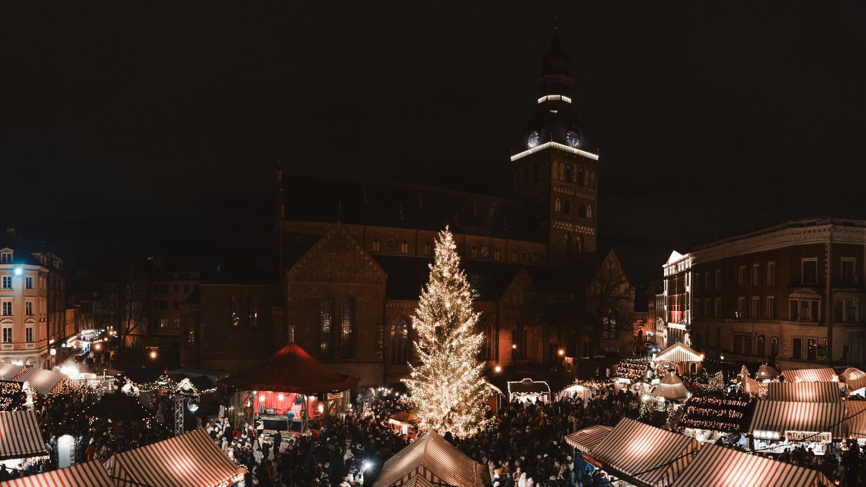 Foto: Rīgā krāšņi uzmirdz galvenā Ziemassvētku egle