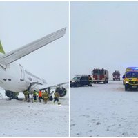 ФОТО. ЧП в аэропорту "Рига": из-за плохой видимости с рулежной дорожки съехал самолет airBaltic