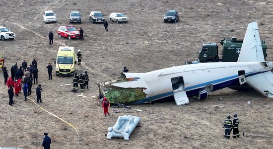 В Казахстане разбился пассажирский самолет. На борту было 67 пассажиров и 5 членов экипажа (дополнено)