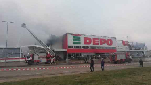 Turpinās ugunsgrēka ierobežošana veikalā "Depo" Rēzeknē - 8