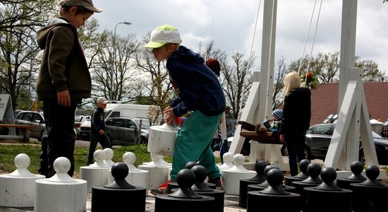 Valmiermuižas parkā ierīkots elegants bērnu rotaļu laukums