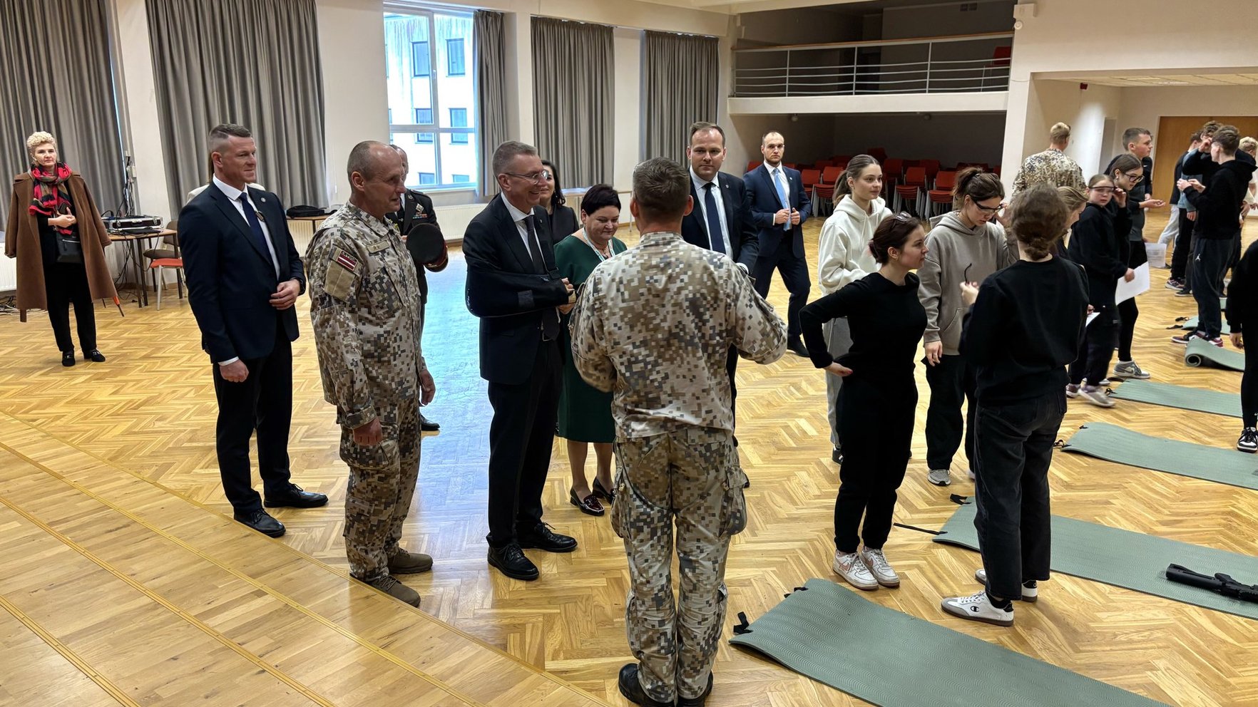 Video: Siguldas vidusskolas pirmo valsts aizsardzības mācības nodarbību vēro arī Valsts prezidents