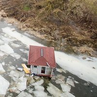 ФОТО, ВИДЕО: В Вильнюсе ледоход снес плавучий ресторан и два домика
