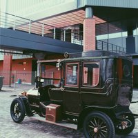 Rīgas Motormuzeja ekspozīciju papildina ar greznu 1912. gadā Beļģijā ražotu limuzīnu