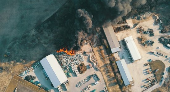 ФОТО, ВИДЕО: горящий мусор в Тукумсе тушили всю ночь, последние очаги тушат тракторы