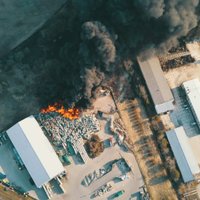 ФОТО, ВИДЕО: горящий мусор в Тукумсе тушили всю ночь, последние очаги тушат тракторы