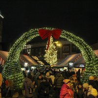 Foto: Rīgā krāšņi uzmirdz galvenā Ziemassvētku egle