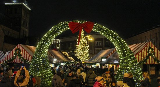 Foto: Rīgā krāšņi uzmirdz galvenā Ziemassvētku egle