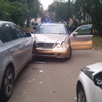 ФОТО: Пьяный водитель "Мерседеса" разбил восемь машин в Кенгарагсе