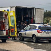 ВИДЕО: В Греции в холодильной камере грузовика нашли 41 мигранта