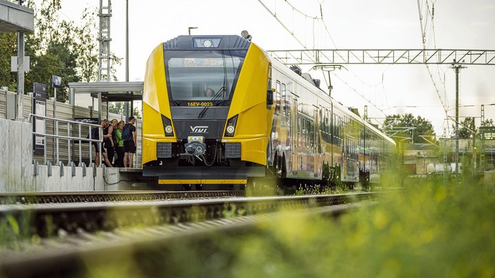 Salaspilī vilciens notriec gājēju