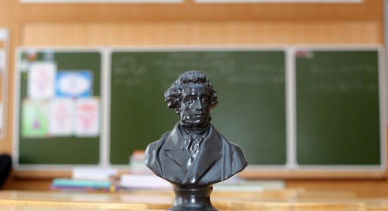 Через четыре года планируется запретить изучать в школах русский язык как второй иностранный