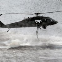 В ночь на субботу в Риге над Даугавой будут летать вертолеты Black Hawk