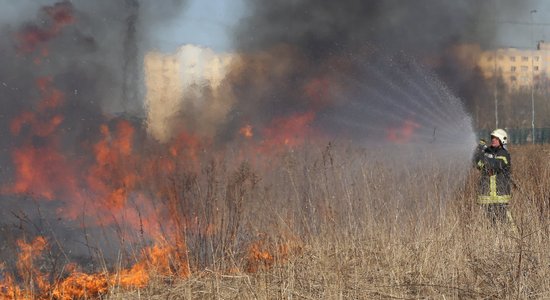 Piektdien VUGD dzēsis 57 kūlas ugunsgrēkus