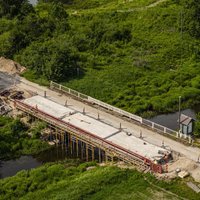 Foto: Tērandē pārbūvē tiltu pār Užavu