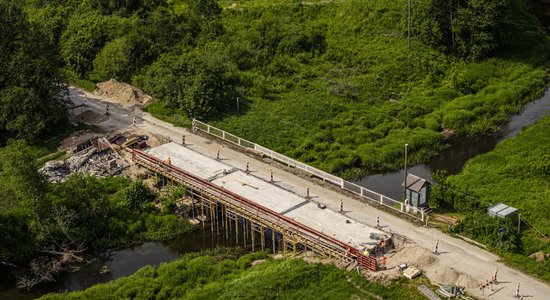Foto: Tērandē pārbūvē tiltu pār Užavu