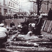 Karogi, ziedi un ugunskuri – Rīgā pieminēs barikāžu laika notikumus