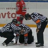 Video: Sāpīgais hokeja tiesneša darbs - ar ripu salauž degunu