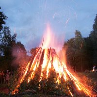 Vīrietis aizmieg pie Līgo ugunskura, apdedzinot seju un plecus