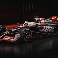 Foto: F-1 pastarīte 'Haas' prezentējusi jaunās sezonas formulu