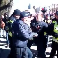 Video: Aiztur protestētājus no Vācijas un krieviski kliedzošus vīriešus