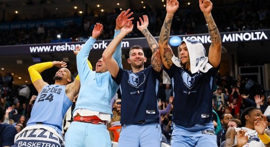 Video: 'Grizzlies' basketbolisti izbauda spēli un pievienojas līdzjutēju vilnim