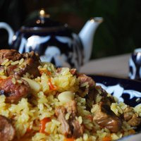 Klasisks uzbeku plovs ar jēra gaļu un kurkumu
