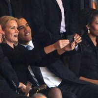 'Selfiju' taisījušie politiķi noraida pārmetumus par nepiedienīgu uzvedību Mandelas bērēs