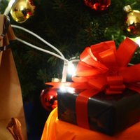 Pētījums: Gandrīz katrs desmitais Latvijas iedzīvotājs izmantojis kredītu Ziemassvētku dāvanu iegādei