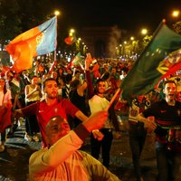 Video: Portugāles futbola fanu skaļā sajūsma par uzvaru EURO 2016