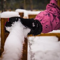 Pirmo Ziemassvētku rītā Latviju sedz līdz 15 centimetriem dziļš sniegs