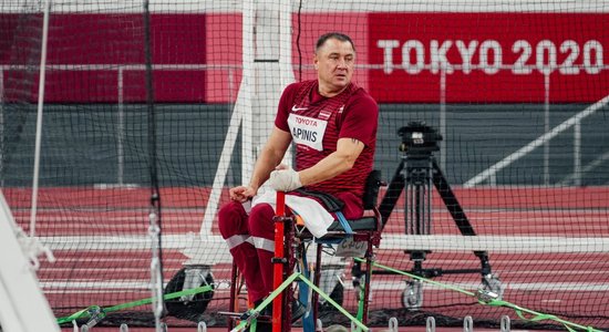 Apinis Tokijas paralimpiskajās spēlēs ieņem ceturto vietu diska mešanā