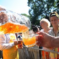 Foto: Vērmanes dārzā lustīgi sākas gadskārtējais alus festivāls