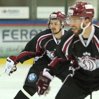 Foto: Rīgas 'Dinamo' hokejisti jaunajai sezonai gatavojas uz ledus Liepājā