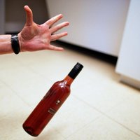 Žūpības apkarošana: deputāti virza tālāk ideju alkohola iegādes brīdī uzrādīt pasi līdz 25 gadiem