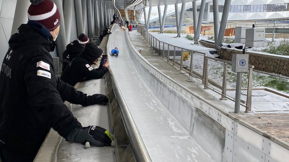 Latvijas kamaniņu sporta izlase izmēģina Pekinas olimpisko trasi