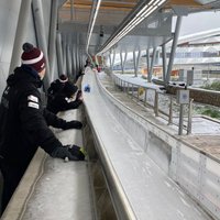Foto: Latvijas kamaniņu braucēji iemēģina olimpisko trasi Pekinā