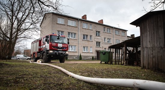 ФОТО: в Балви из-за пожара эвакуировано 22 человека, сгорел сарай