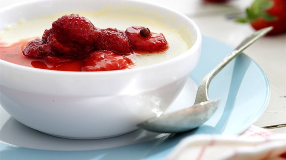 Panna_cotta_with_strawberry_2