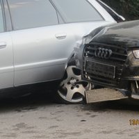 Водитель Audi устроил "паровозик" во дворе жилого дома и сбежал