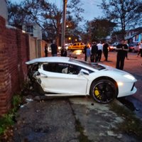 Video: avārijā Ņujorkā 'Lamborghini' pāršķīst uz pusēm