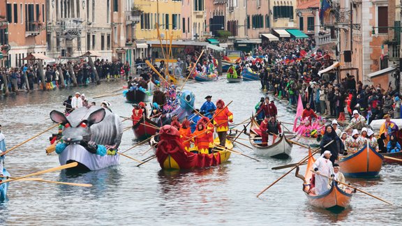 Venēcija karnevāls parāde gondolas kanāls