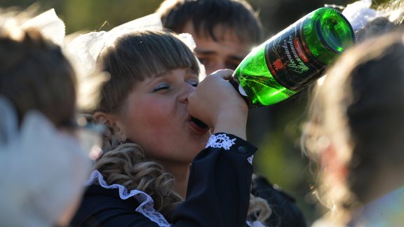 alkohols meitene pusaudzis šampanietis