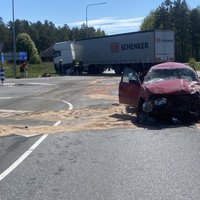 ФОТО. В ДТП на трассе Таллинн-Пярну-Икла повреждены фуры из Латвии и Польши, а также легковое авто