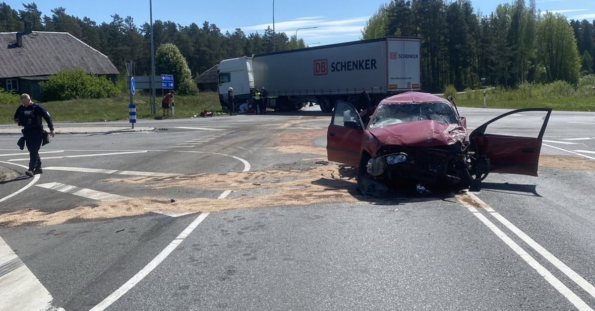ФОТО. В ДТП на трассе Таллинн-Пярну-Икла повреждены фуры из Латвии и ...