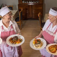 ФОТО: В гостях у бабушки. В Паланге открылся первый в Европе ресторан, где работают пенсионерки