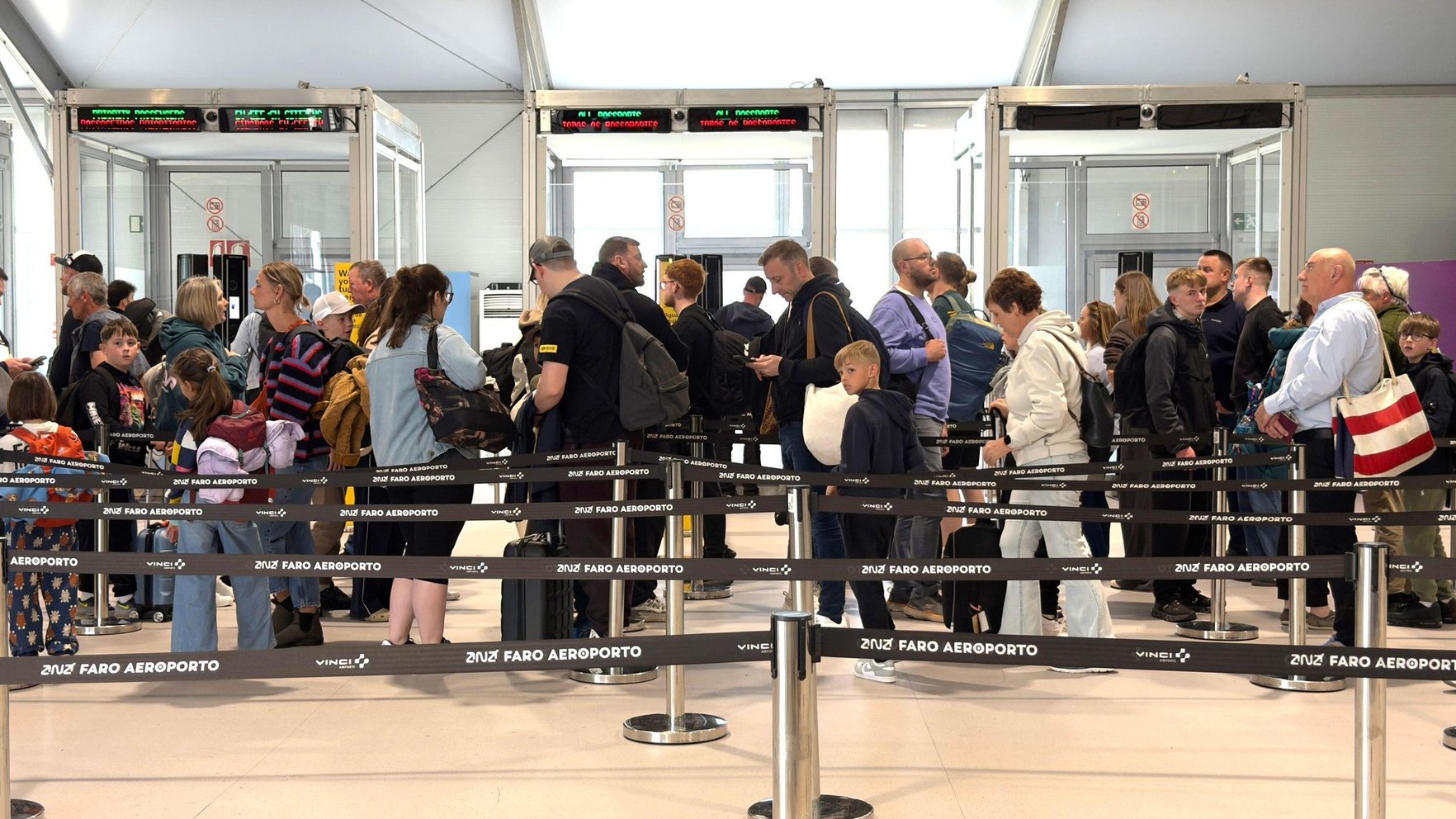 Jaunā ieceļošanas/izceļošanas sistēma radījusi kārtējo haosa vilni Eiropas lidostās